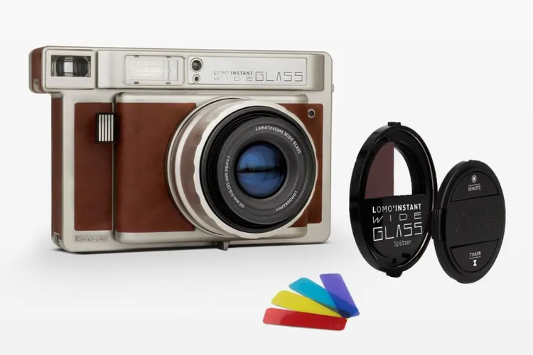 Lomo’Instant Wide Glass には、ワイヤレスシャッターリモコンとしても機能するレンズキャップが付属しています。(画像提供: Lomography) Lomo’Instant Wide Glass には、ワイヤレスシャッターリモコンとしても機能するレンズキャップが付属しています。(画像提供: Lomography)