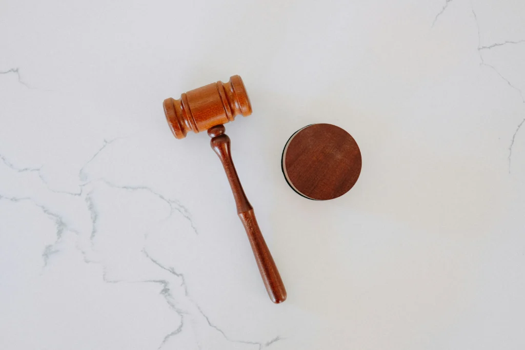 裁判官の小槌が白い床の上に置かれている。(画像提供: Tingey Injury Law Firm、Unsplash)