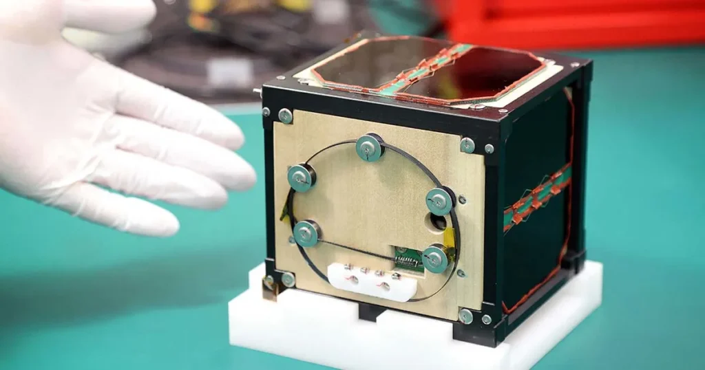 日本が新たに打ち上げた木製衛星「リグノサット」を初公開。