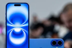 2024年9月9日月曜日、米国カリフォルニア州クパチーノのアップルパークキャンパスで行われたイベントで披露されたApple iPhone 16 Plus。(画像提供: デビッド・ポール・モリス、ブルームバーグ)