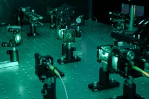 フラウンホーファー IAF におけるスピン光子ベースの量子コンピューティングの実証のための光学実験室のセットアップ。(画像提供: フラウンホーファー IAF)
