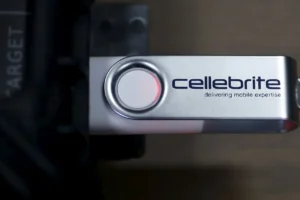 個人のモバイル デバイスのロックを解除してデータを抽出するために使用する Cellebrite 製品。(画像提供: 加藤一成、ロイター)