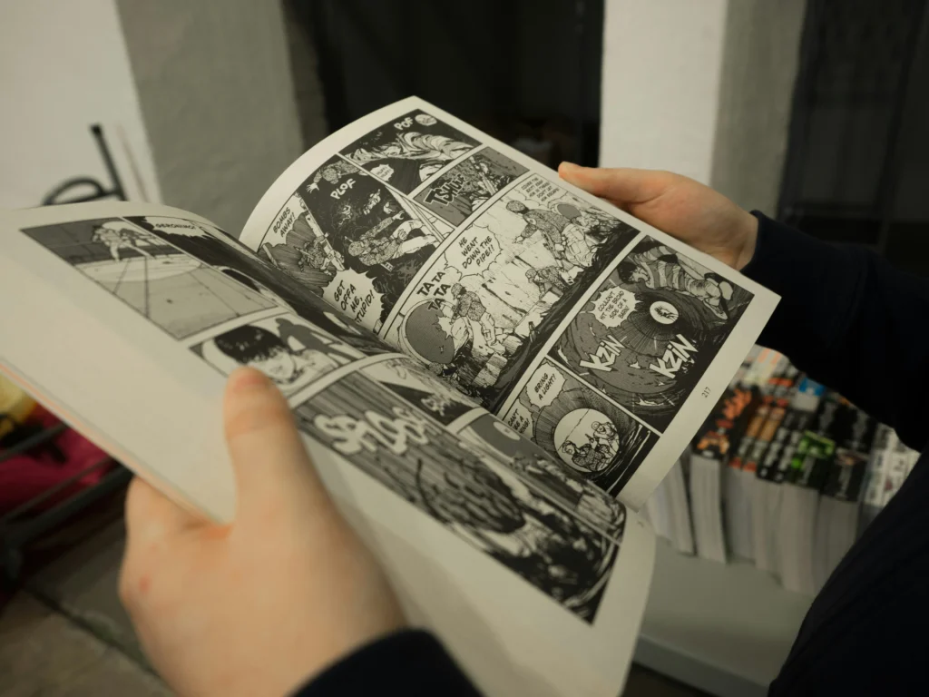マンガを読んでいる人。 (画像出典: Miika Laaksonen、Unsplash)