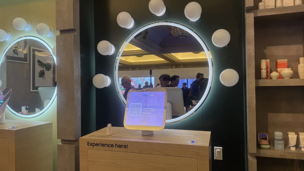 CES 2025 で展示されたサムスンの MICRO LED ビューティーミラー。(画像提供: TechRadar)