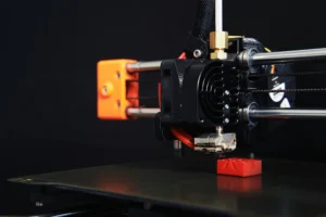3D プリンターのクローズアップ。(画像ソース: Christian Englmeier、Unsplash)