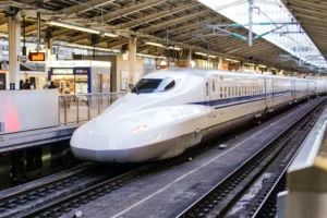 東京駅からの新幹線。（画像提供：Fikri Rasyid、Unsplash）