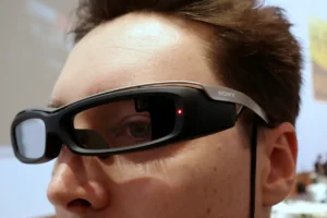 Sony、次世代スマートメガネ「Smart Glass Vision S」を発表!AI通訳・通知表示・空間UI対応で日常を拡張するARウェアラブル Sony Smart Glass Vision S(画像出典:Sony)