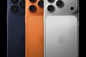 iPhone 17 ProとiPhone 17 Pro Maxは、エレガントなディープブルー、大胆なコズミックオレンジ、洗練されたシルバーの3つの美しい仕上げで提供されます。（画像提供：Apple Newsroom）