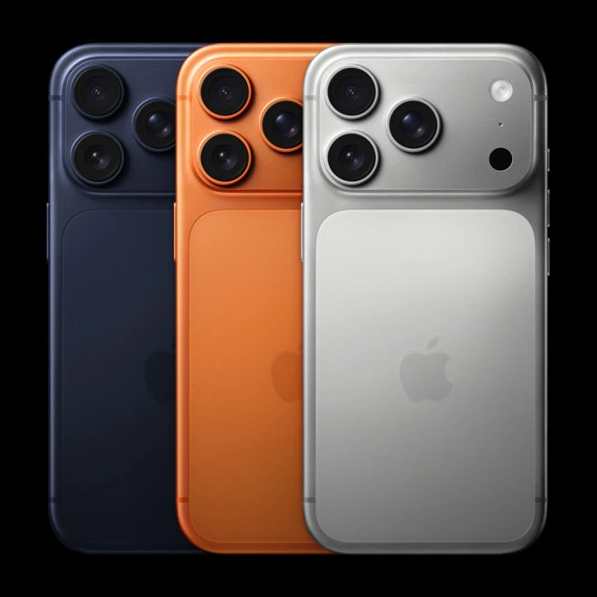 iPhone 17 ProとiPhone 17 Pro Maxは、エレガントなディープブルー、大胆なコズミックオレンジ、洗練されたシルバーの3つの美しい仕上げで提供されます。（画像提供：Apple Newsroom）
