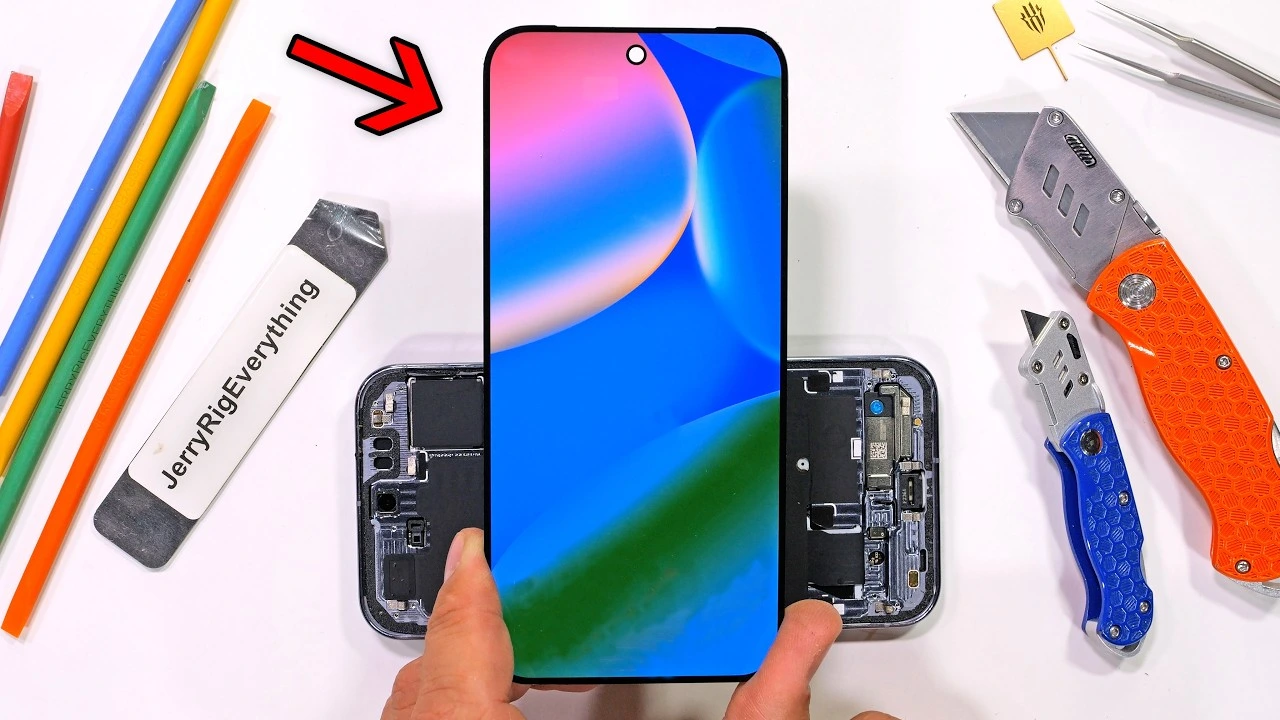 YouTube チャンネル @JerryRigEverything による Google Pixel 10 Pro XL の分解。