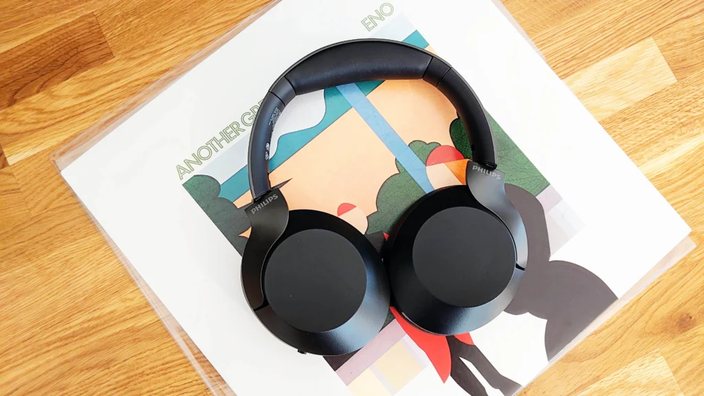 Philipsの2025 Series Wireless Headphonesを木製テーブル上で撮影したブラックのオーバーイヤー型ワイヤレスヘッドホン