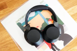 Philipsの2025 Series Wireless Headphonesを木製テーブル上で撮影したブラックのオーバーイヤー型ワイヤレスヘッドホン