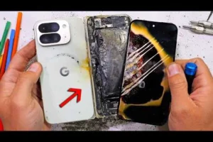 Pixel 10 Pro Foldが耐久テスト中に爆発?グーグル新型スマホに予期せぬトラブル発生 JerryRigEverythingが実施した耐久テスト中に発生したGoogle Pixel 10 Pro Foldの爆発事故。(画像出典: @JerryRigEverything、YouTube)