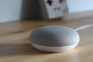 Google、Gemini AIをHome・Nest製品に導入 ― 会話型AIでスマートホーム進化 Google Nest Mini の拡大図。 (画像出典: Joas van der Eerden、Unsplash)