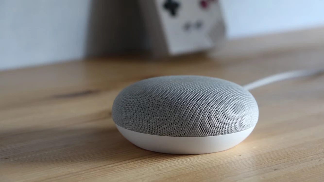 Google Nest Mini の拡大図。 (画像出典: Joas van der Eerden、Unsplash)