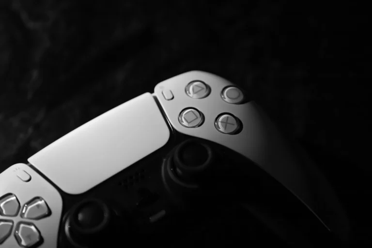 PlayStation 5 DualSenseコントローラー。（画像出典：Taylor R、Unsplash）