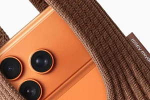 iPhone Pocket:Apple × ISSEY MIYAKEが贈る、3Dニット〈着る〉iPhoneポケット新登場 iPhone Pocket:Apple × ISSEY MIYAKE(画像提供:アップル公式ウェブサイト)