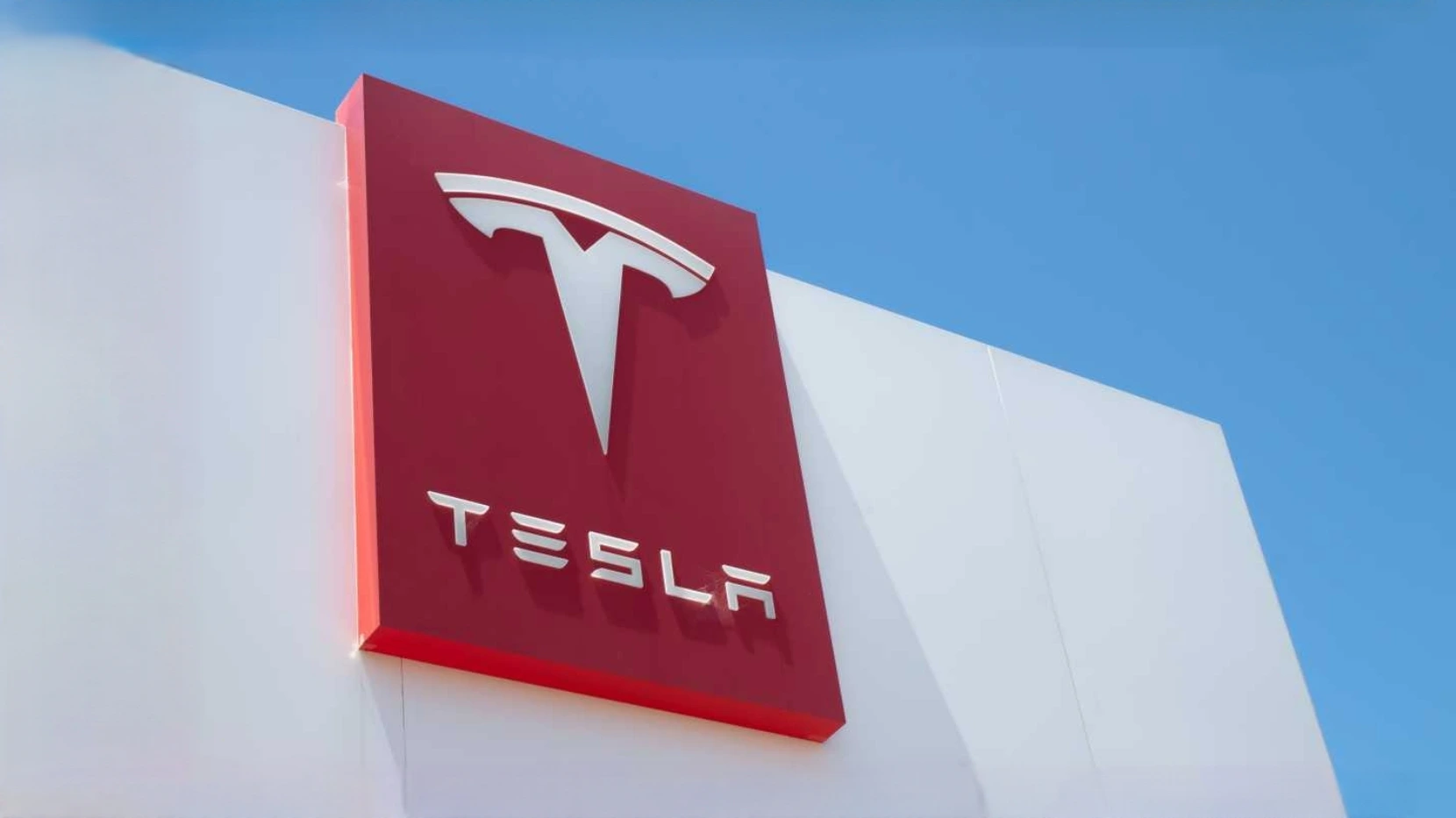 テスラが自動運転、AI、ロボット開発に向けて大規模投資を進めていることを象徴する企業ロゴ看板