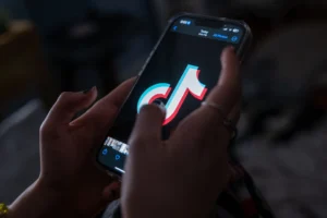 TikTok、SNS依存をめぐる米国の大型訴訟で和解 TikTokアプリが表示されたスマートフォン画面。SNS依存やメンタルヘルスへの懸念を表している