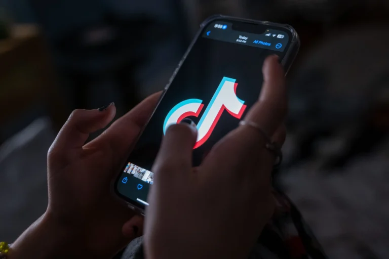 TikTokアプリが表示されたスマートフォン画面。SNS依存やメンタルヘルスへの懸念を表している