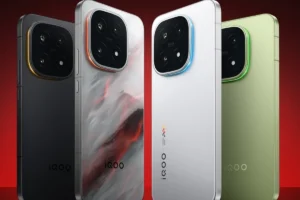 アクティブ冷却ファンと高性能仕様を備えたiQOO 15 Ultraスマートフォン、円形カメラモジュールとオレンジアクセントが特徴、2026年発売予定。