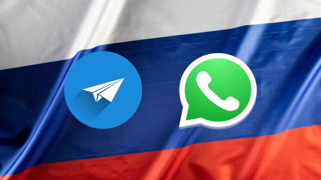 ロシア国旗の上に配置されたWhatsAppとTelegramのロゴ、ロシアにおけるメッセージングアプリ規制強化を象徴するビジュアル