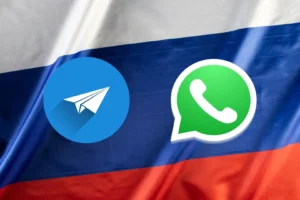 ロシア国旗の上に配置されたWhatsAppとTelegramのロゴ、ロシアにおけるメッセージングアプリ規制強化を象徴するビジュアル