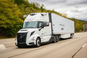 カナダの自動運転企業Waabi、約10億ドルを調達──トラックからロボタクシーへ拡張する「AIブレイン戦略」とは Waabiの自動運転トラックとAIシミュレーションビジュアル(公式画像ソース)