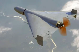 イランのシャヘド136型に類似した自爆型ドローンが上空を飛行する様子。低コスト無人機が現代戦で重要な役割を果たしている。