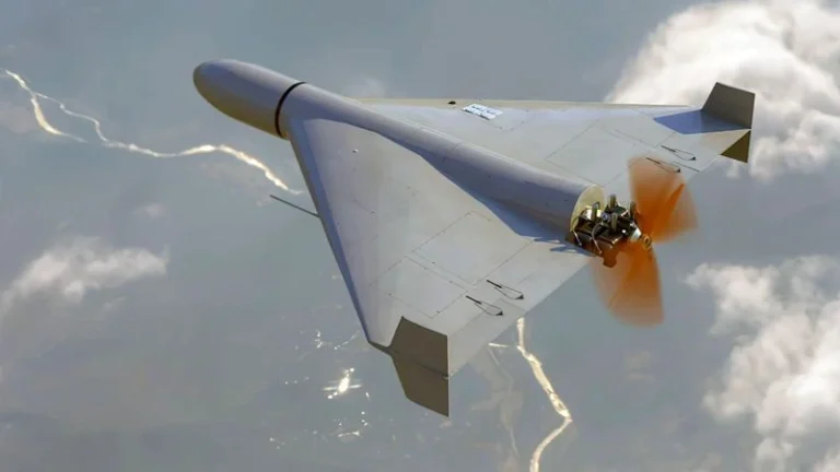 イランのシャヘド136型に類似した自爆型ドローンが上空を飛行する様子。低コスト無人機が現代戦で重要な役割を果たしている。