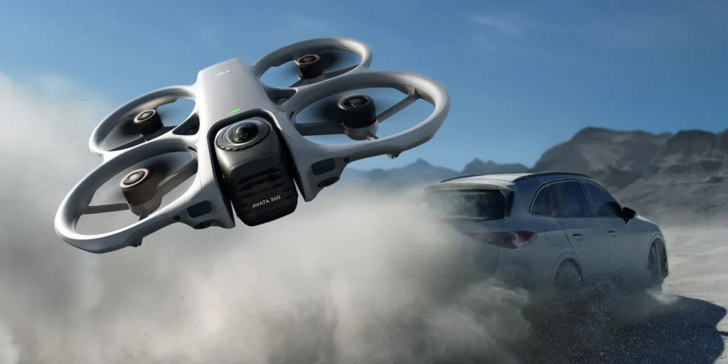 DJI Avata 360ドローンがFPV飛行中に8Kの360度空撮映像を撮影している様子