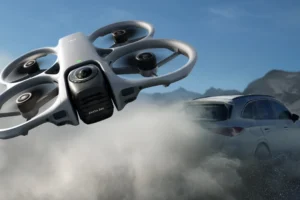 DJI「Avata 360」発表、8K撮影と360度フライト体験を実現 DJI Avata 360ドローンがFPV飛行中に8Kの360度空撮映像を撮影している様子