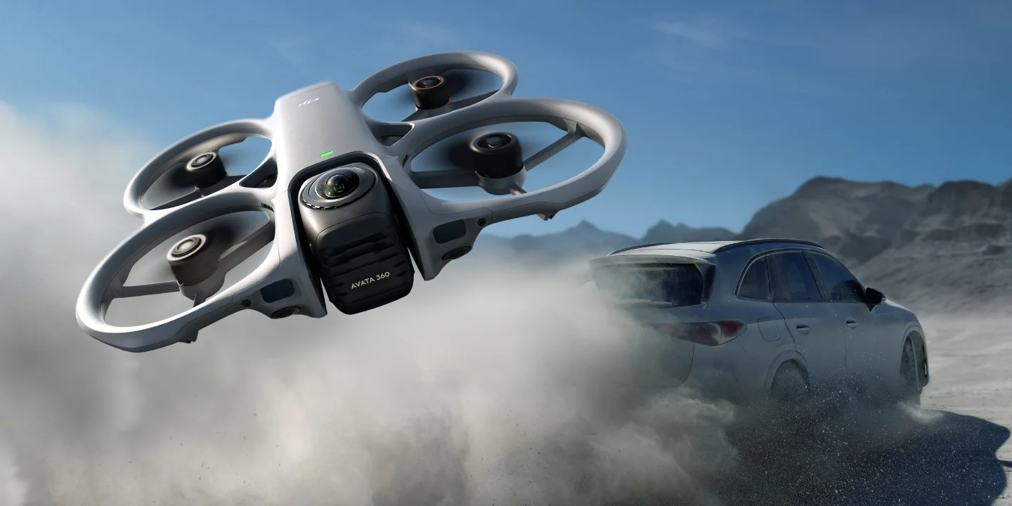 DJI Avata 360ドローンがFPV飛行中に8Kの360度空撮映像を撮影している様子