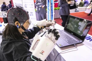 人間の脳とコンピューターを直接接続するブレイン・コンピューター・インターフェース（BCI）技術のイメージ。中国で進むニューロテクノロジー研究を表している。