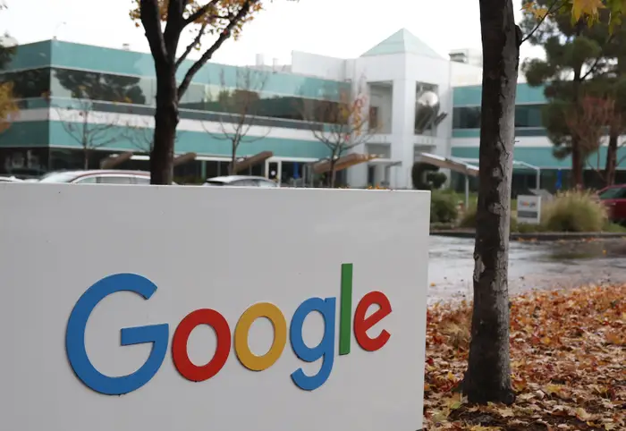 Androidスマートフォンのデータ通信とプライバシー問題を示すイメージ（Googleの和解問題に関連）