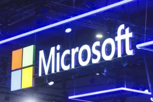マイクロソフトが日本に100億ドルを投資し、AIインフラとサイバーセキュリティを強化する取り組みのイメージ