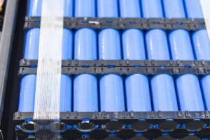 電気自動車バッテリーのリサイクル工程とリチウム抽出・回収技術を示したイラスト