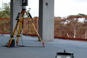 建設現場で稼働する墨出しロボットのイメージ（Image Source: Dusty Robotics）