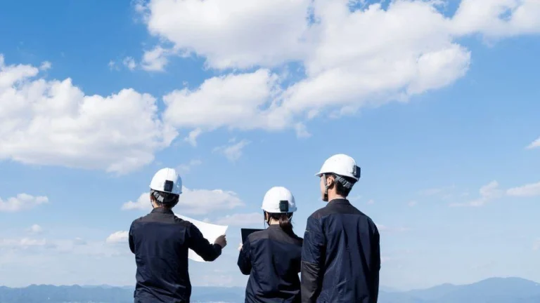 ヘルメット装着型センサーによる作業員安全モニタリング（Image Source: JapanGov）