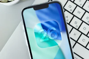 AppleのiOS 26.5で「暗号化RCSメッセージ」が登場 iPhoneとAndroid間のやり取りがさらに安全に iOS 26.5ベータ版の暗号化RCSメッセージ機能を表示するiPhone