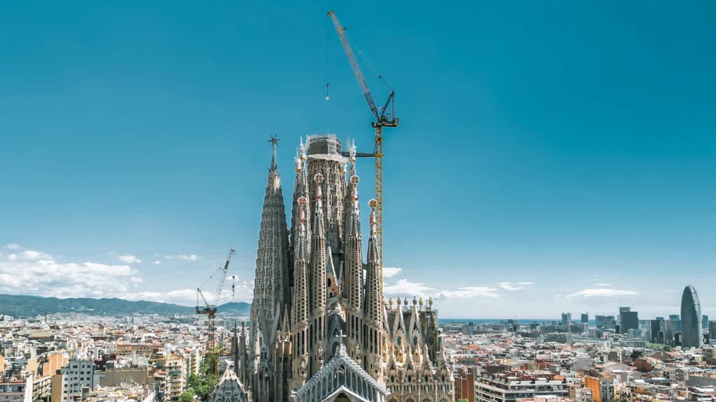 Liebherrは、Tower Crane Solutionsについて、主要・特殊プロジェクト向けに、クレーン用途に応じた総合的なコンセプトを設計し、CADを活用したデジタル現場計画や3Dビジュアライゼーションを提供すると説明しています ( 画像出典：Liebherr )