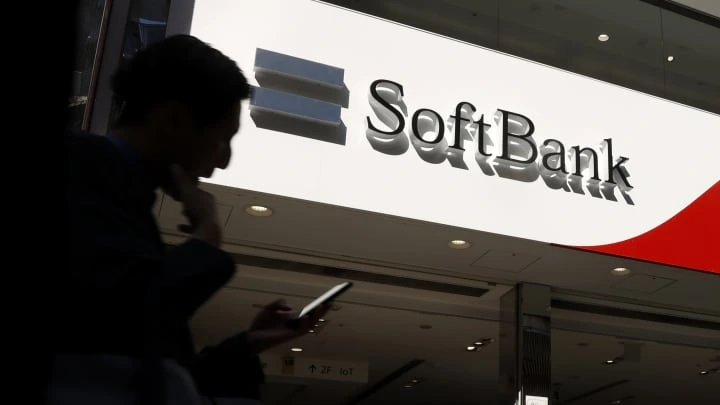 ソフトバンクの国内AI構想に参加する日本の製造業各社とソブリンAIインフラのイメージ