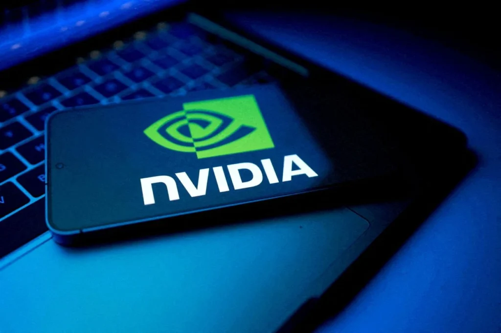 NVIDIAのジェンスン・フアンCEOが韓国で開催されたAI関連イベントで講演し、AIインフラと半導体開発に関するパートナー企業との協力を発表している様子。