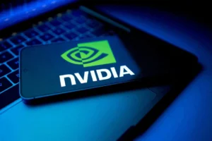 NVIDIA、韓国企業との提携を拡大しAIインフラ強化へ NVIDIAのジェンスン・フアンCEOが韓国で開催されたAI関連イベントで講演し、AIインフラと半導体開発に関するパートナー企業との協力を発表している様子。
