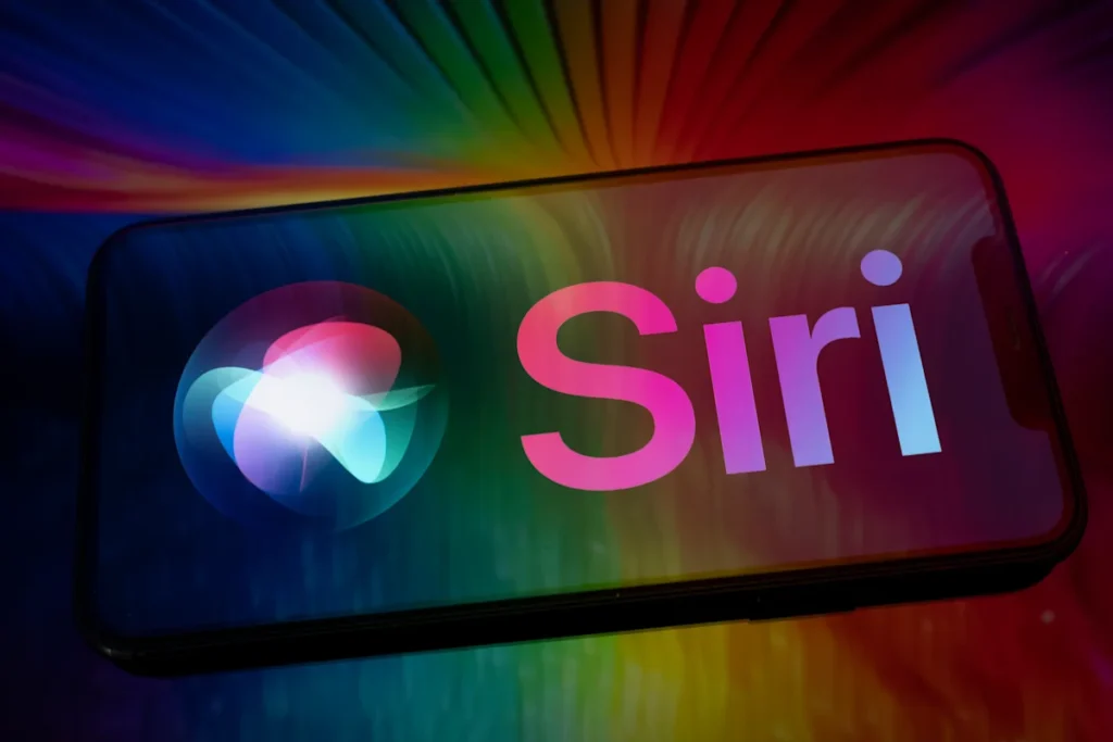 AppleがWWDC 2026で次世代AI搭載Siriを発表し、iPhone、iPad、Mac向けのApple Intelligence機能を紹介している様子。
