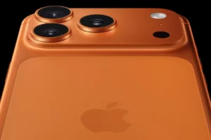 オレンジ色のiPhone 17 Pro背面カメラ部分を写したApple公式画像