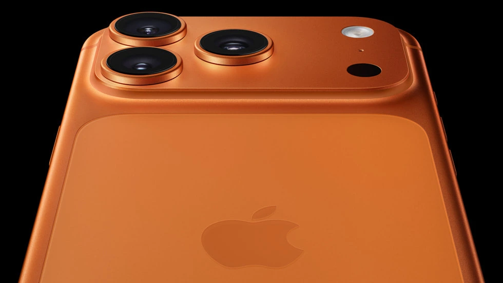 オレンジ色のiPhone 17 Pro背面カメラ部分を写したApple公式画像