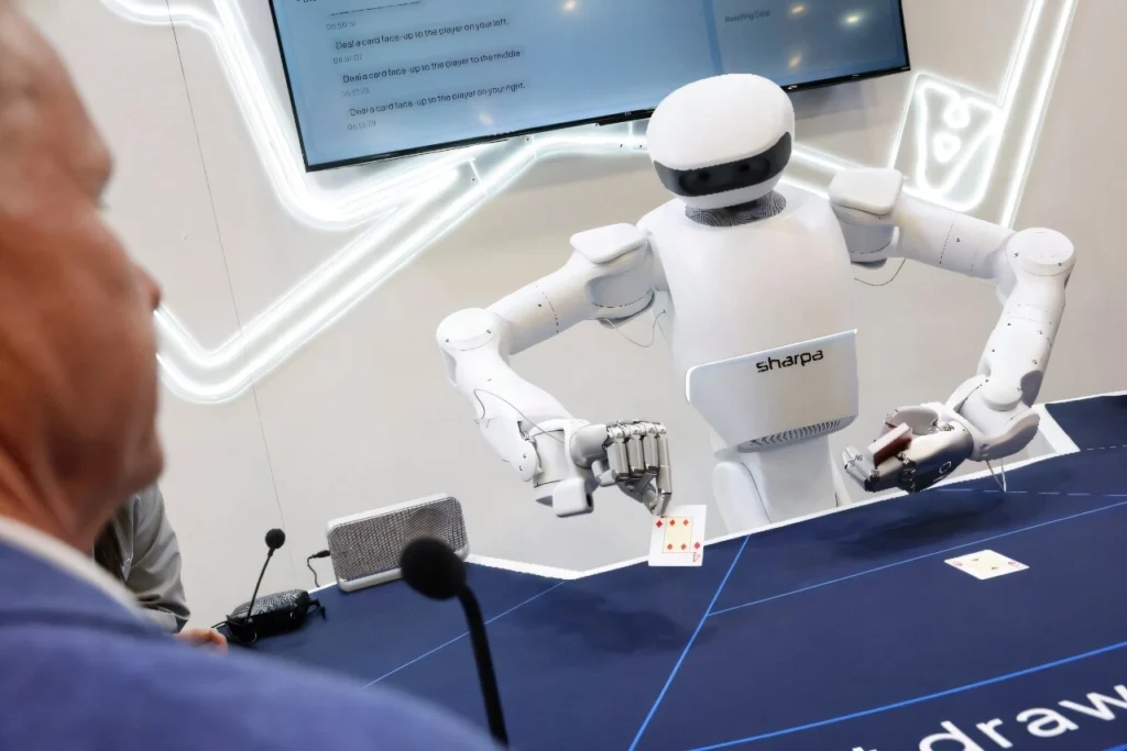 制御された環境でタスクを実行するヒューマノイドAIロボットと、その動作を監視するエンジニア