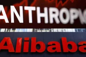 AIセキュリティを象徴するデジタルイラスト。AnthropicとAlibabaをイメージした企業ロゴ風のシルエットの間で、データの流れやサイバーセキュリティの警告表示が浮かび上がり、AIモデルの知的財産保護と技術競争を表現している。