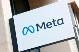 MetaのCEOマーク・ザッカーバーグ氏がAI戦略の見直しについて語る様子と、世界的なAI転換の加速および日本の段階的なAI導入アプローチとの対比。